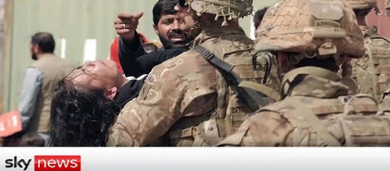 Αφγανοί πολίτες στην προσπάθειά τους να ξεφύγουν ποδοπατούνται μέχρι...θανάτου στο αεροδρόμιο της Καπούλ! (βίντεο)